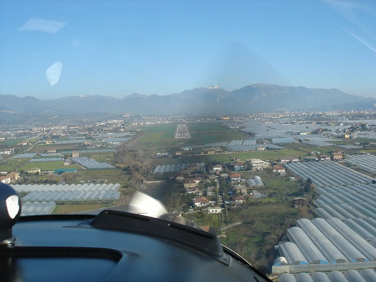 El aeropuerto y su entorno agrícola, vistos desde el aire