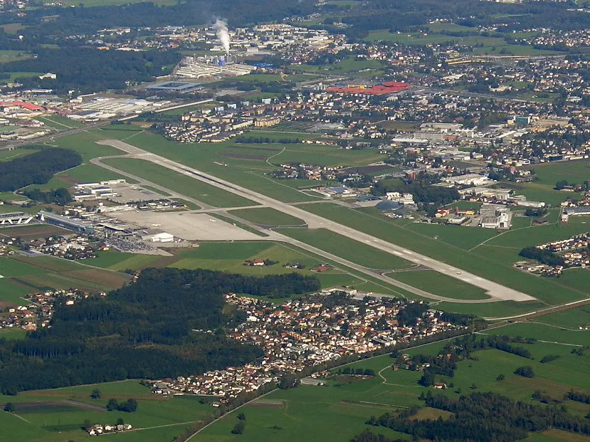 Der Flughafen und seine Piste aus der Luft