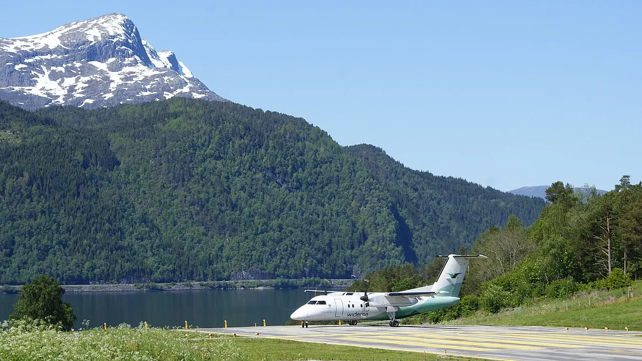 Dash 8 linii Widerøe na płycie lotniska