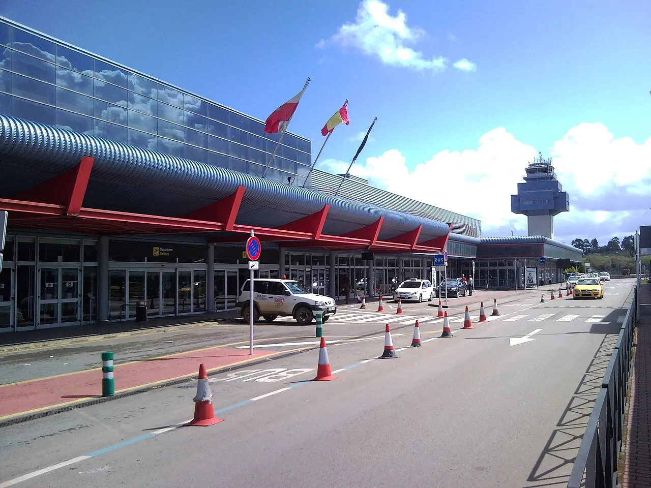 Acceso a la terminal con la torre de control al fondo