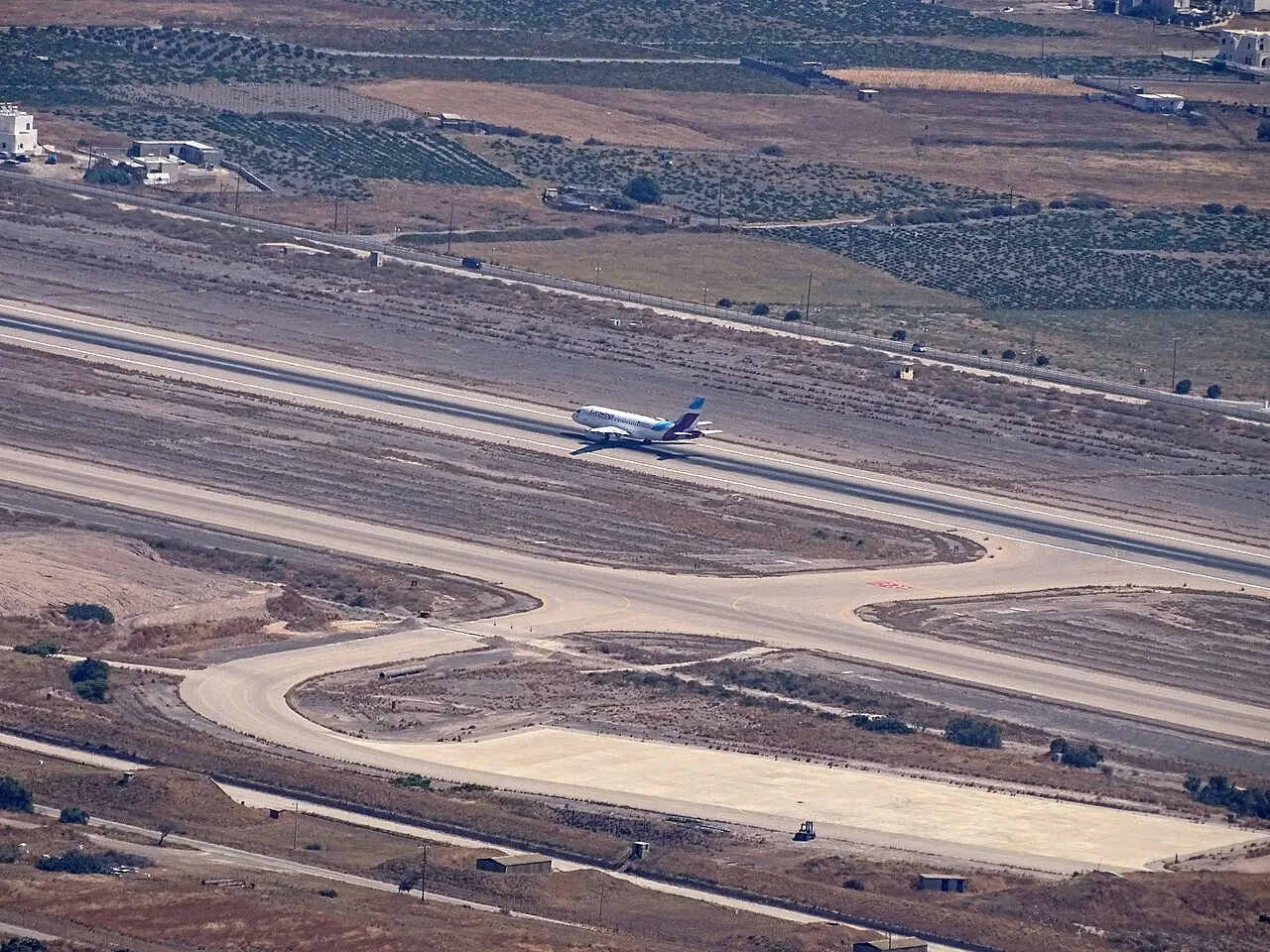 Un aereo in pista, visto dall'alto