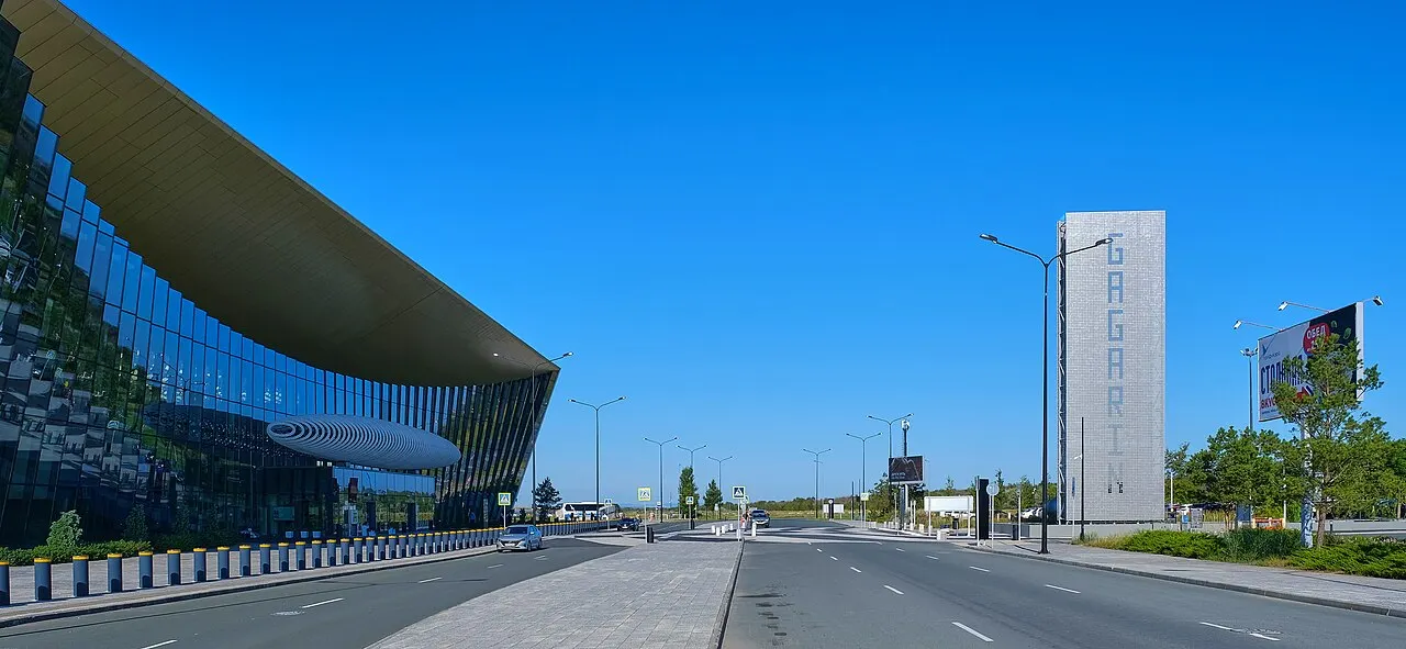 Terminal widziany od strony drogi dojazdowej