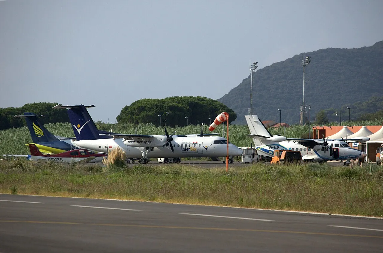 Piccoli aerei sul piazzale dell'aeroporto