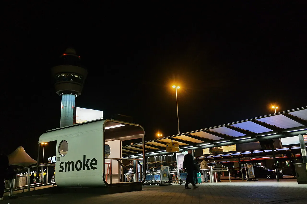 La entrada de Schiphol Plaza de noche, con la torre de control al fondo