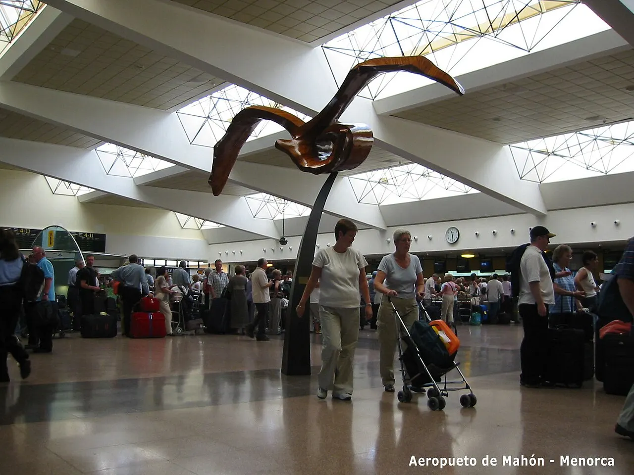 Scultura nell'atrio del terminal