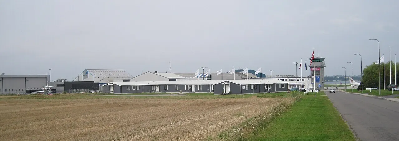 Der Flughafen von der Zufahrtsstraße aus gesehen