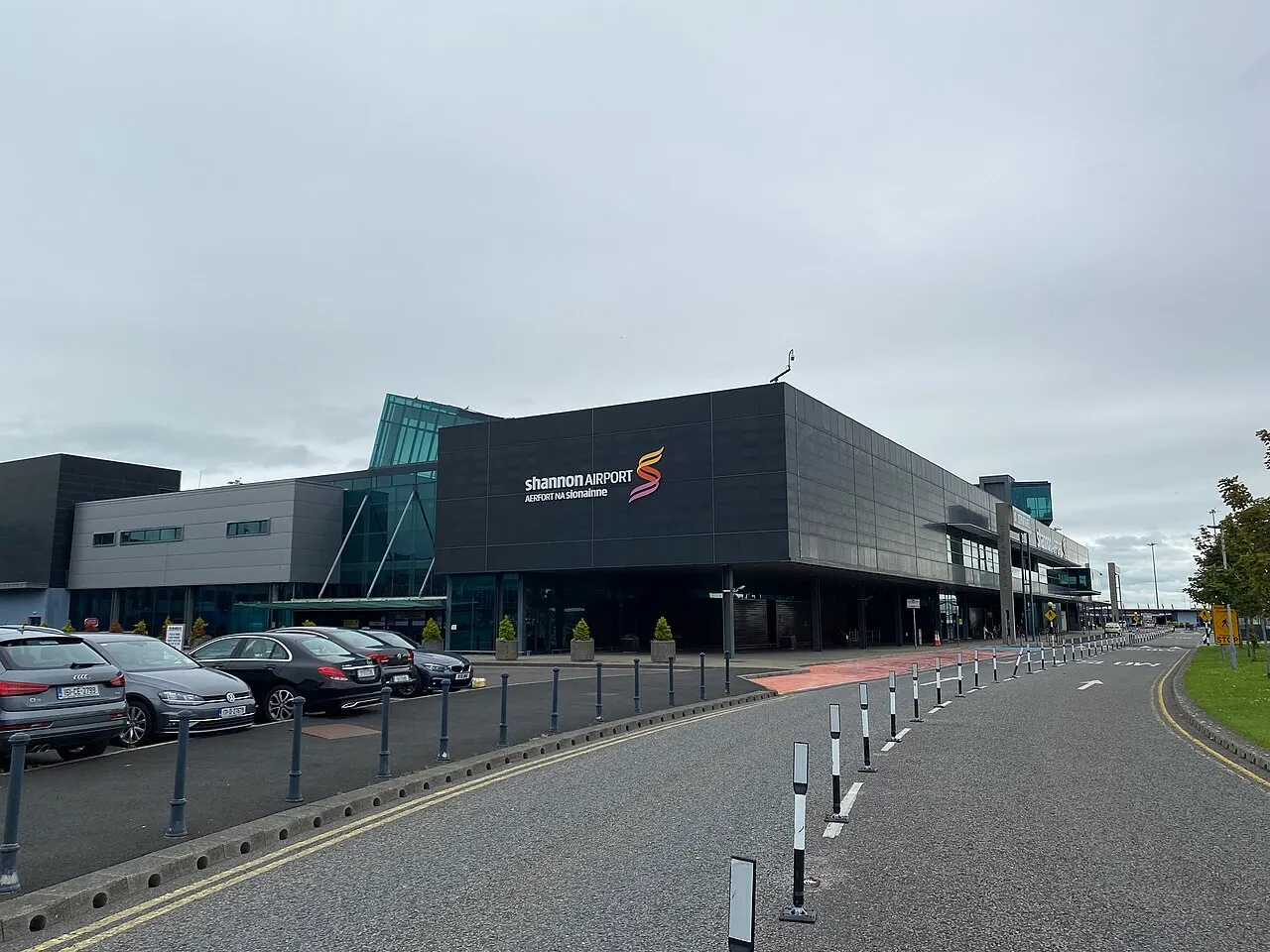 Zufahrt zum Terminal und Parkplatz