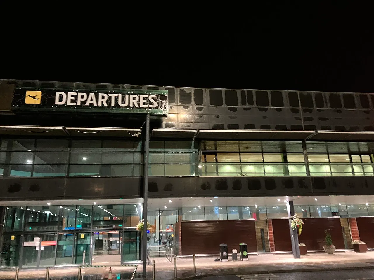 Der Abflugeingang des Terminals bei Nacht
