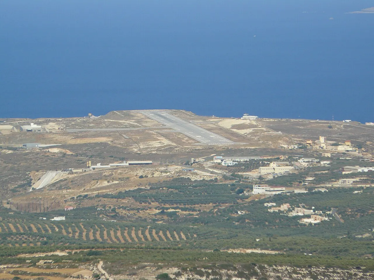 La pista del aeropuerto, con el mar al fondo