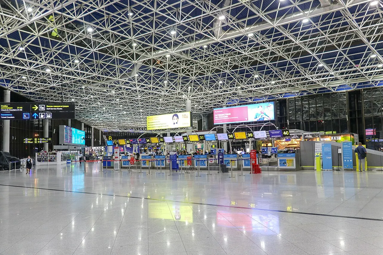 Binnen in de terminal