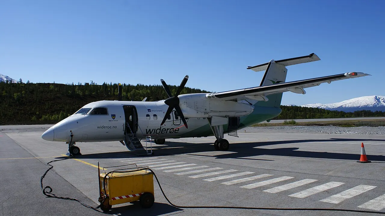 Dash 8 linii Widerøe na płycie lotniska