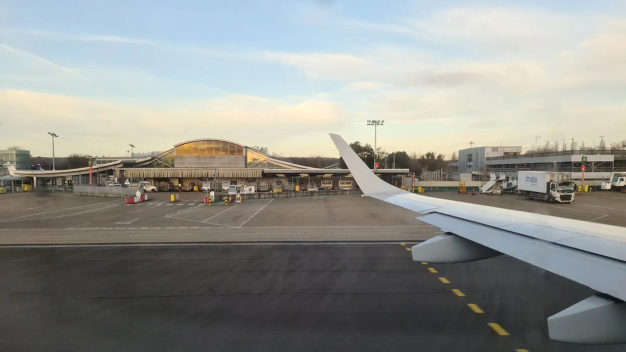 Il terminal visto da un aereo, accanto all'ala