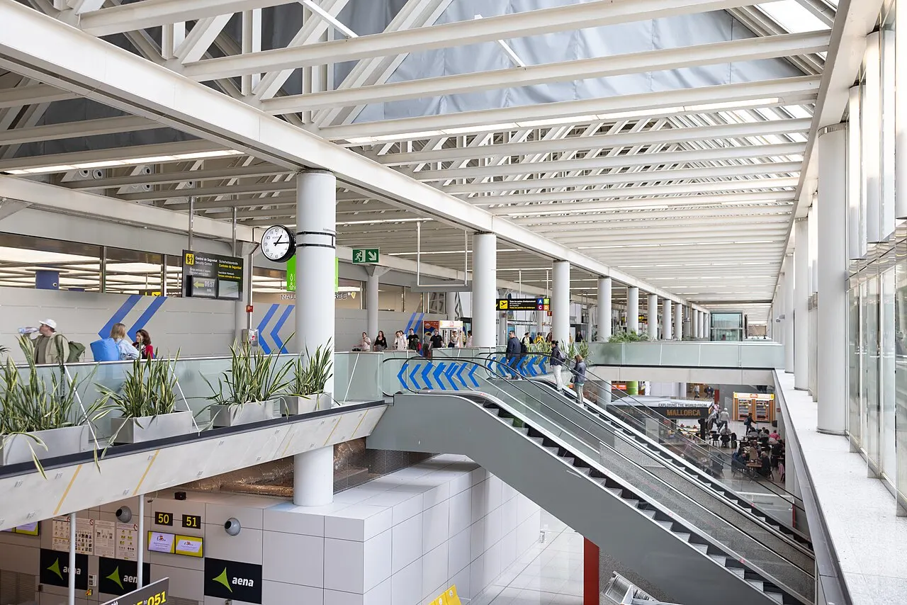 Interior de la terminal con escaleras mecánicas
