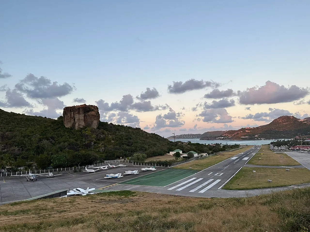 El aeropuerto al atardecer, entre colinas