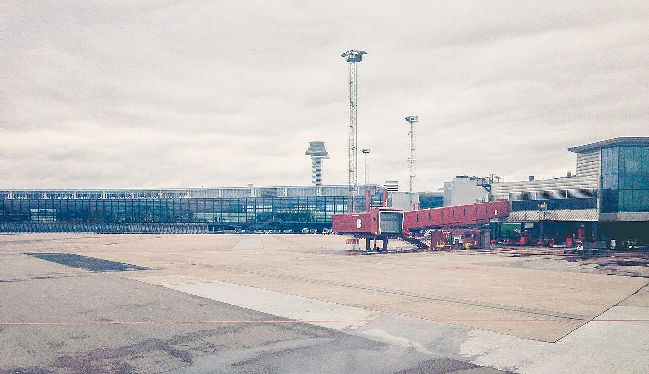 A placa de estacionamento com os edifícios do terminal e a torre de controlo