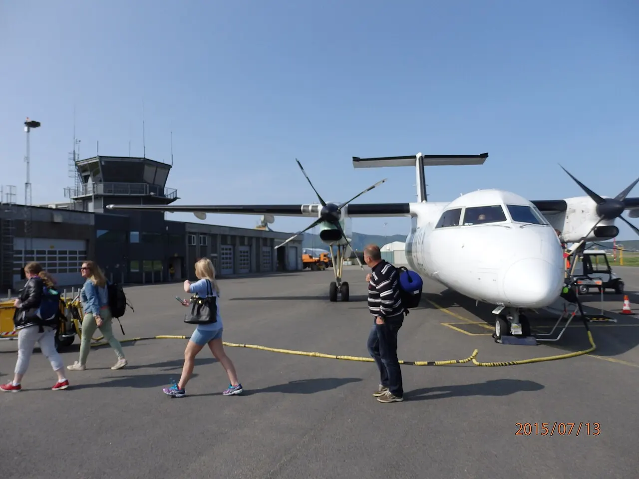 Eine Dash 8 auf dem Vorfeld neben dem Kontrollturm