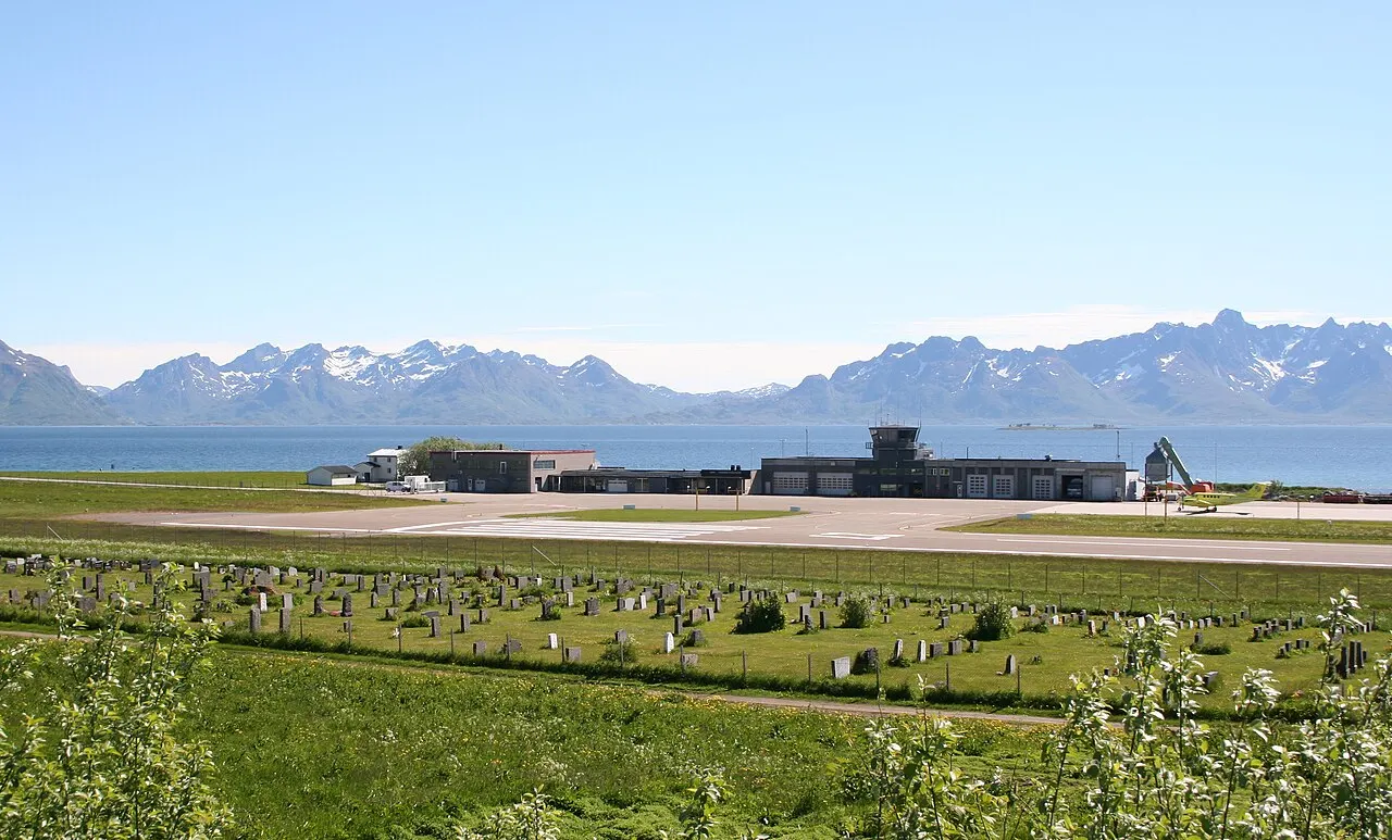 Der Flugplatz mit Bergen im Hintergrund