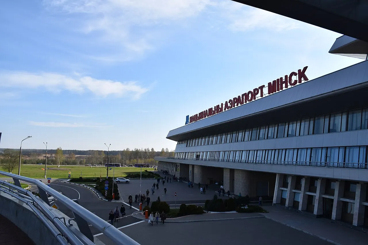 La fachada de la terminal con el nombre del aeropuerto en bielorruso