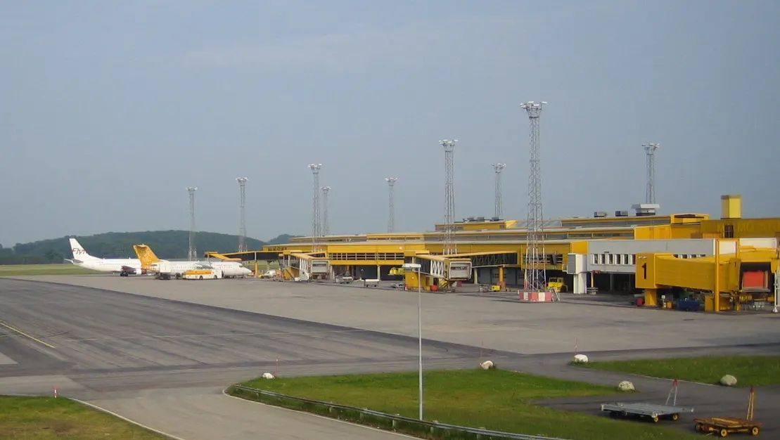Les bâtiments de l'aéroport et le côté piste, avec des avions stationnés