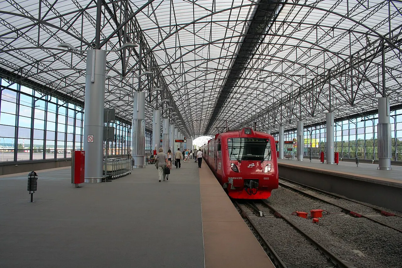 Un tren Aeroexpress en la estación del aeropuerto