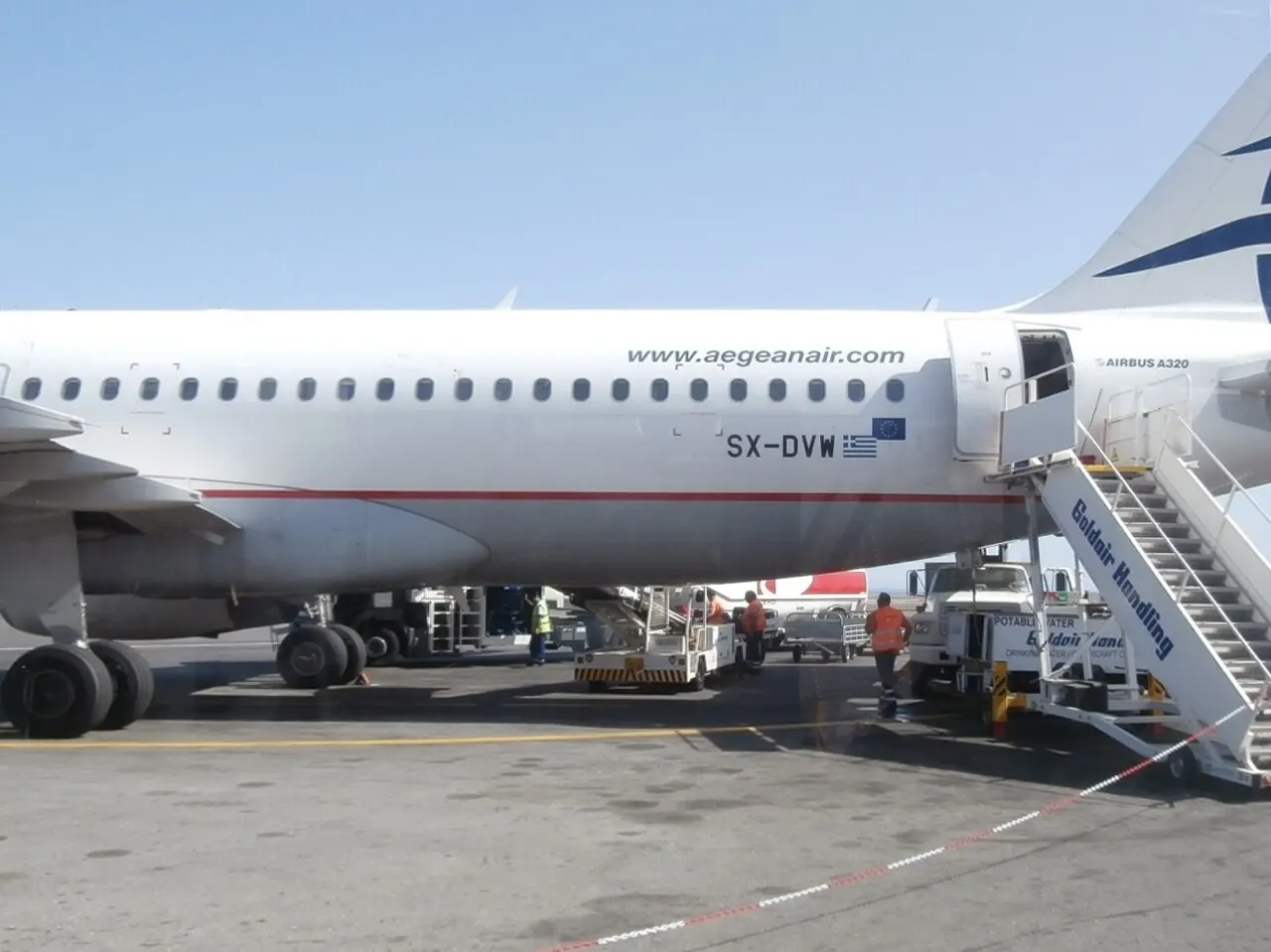 Ein Flugzeug auf dem Vorfeld mit Fluggasttreppe