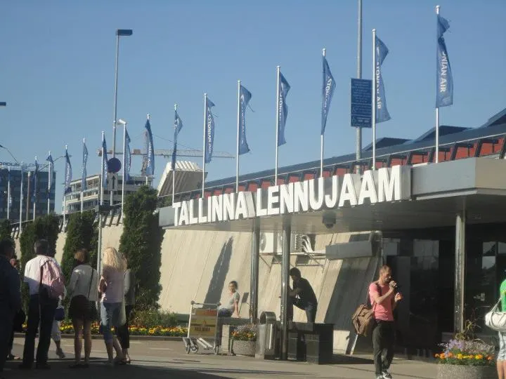 The terminal entrance, with the Tallinna Lennujaam sign