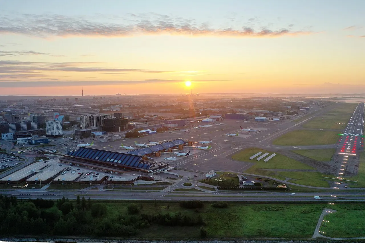 夕暮れの空港。ターミナルと滑走路が見えます