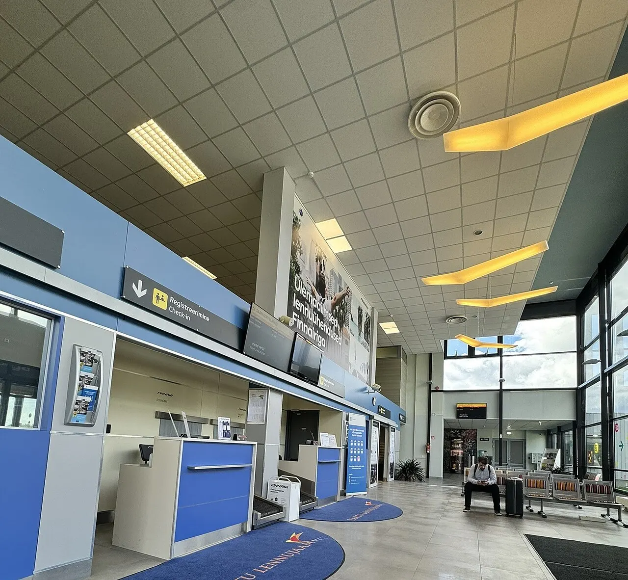 Interior de la terminal, con los mostradores de facturación