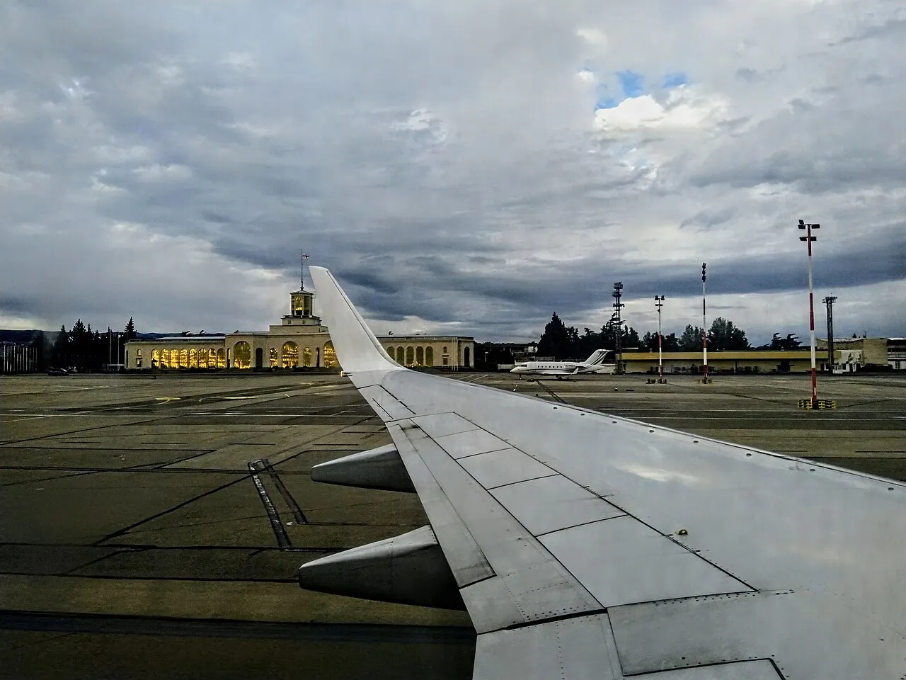 L'ancien terminal de l'époque soviétique, aujourd'hui salon VIP, vu depuis le tarmac