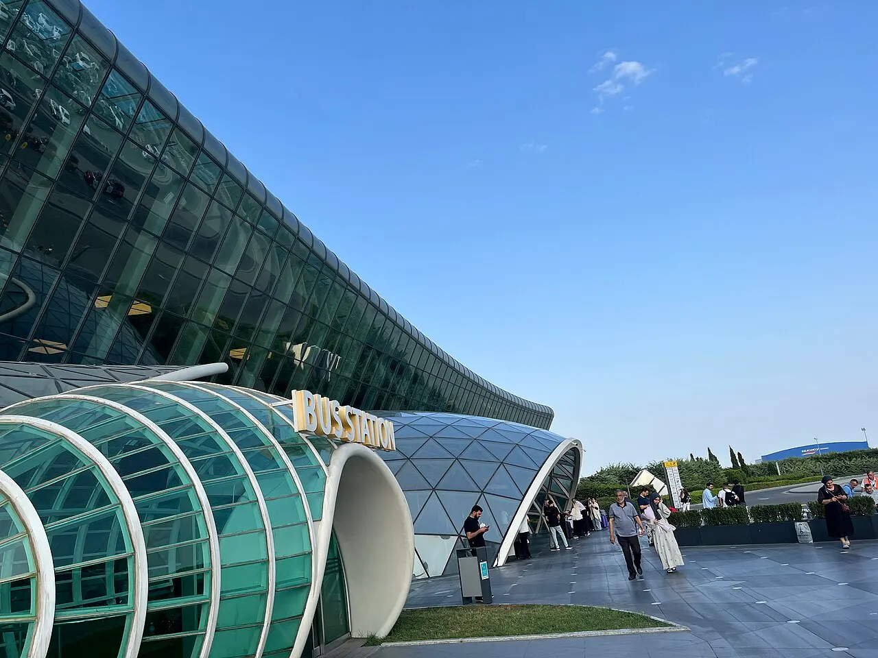 Terminal 1, met de gebogen glazen gevel