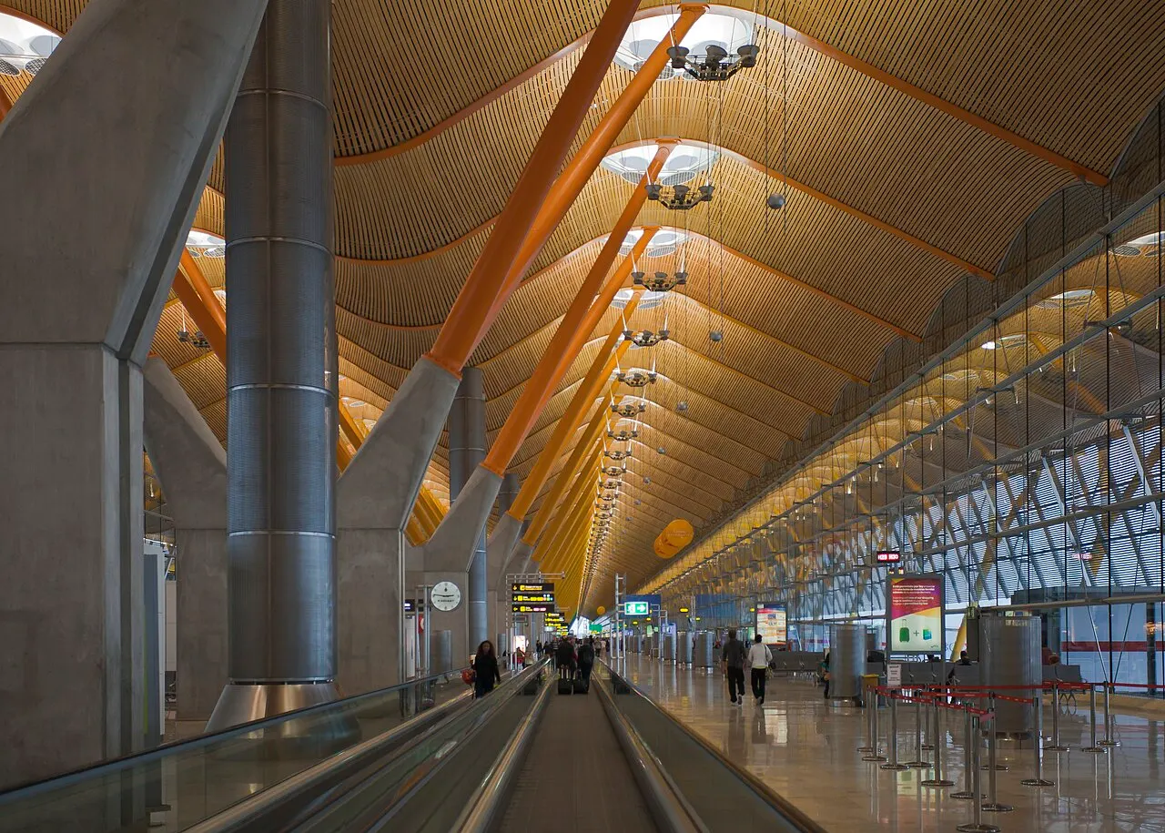 Im Inneren von Terminal 4 mit der wellenförmigen Bambusdecke