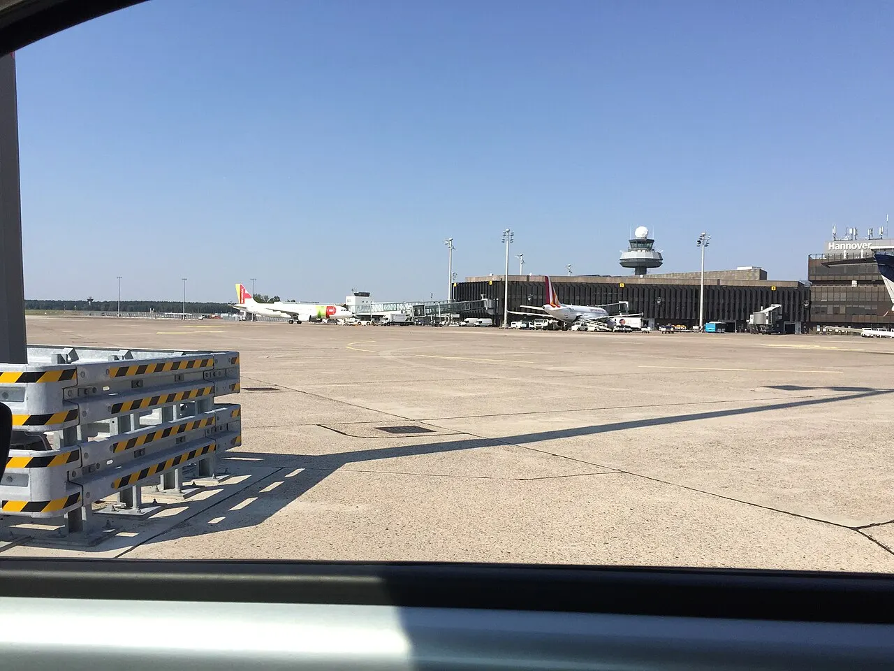 Il piazzale, il Terminal A e la torre di controllo