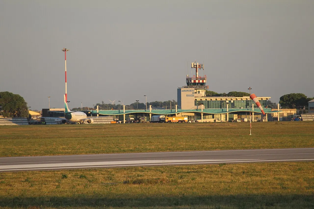 De terminal en de verkeerstoren gezien vanaf het vliegveld