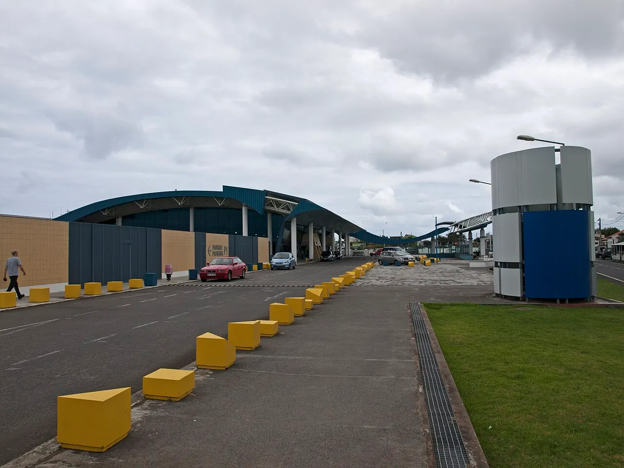 Eingang zum zivilen Terminal