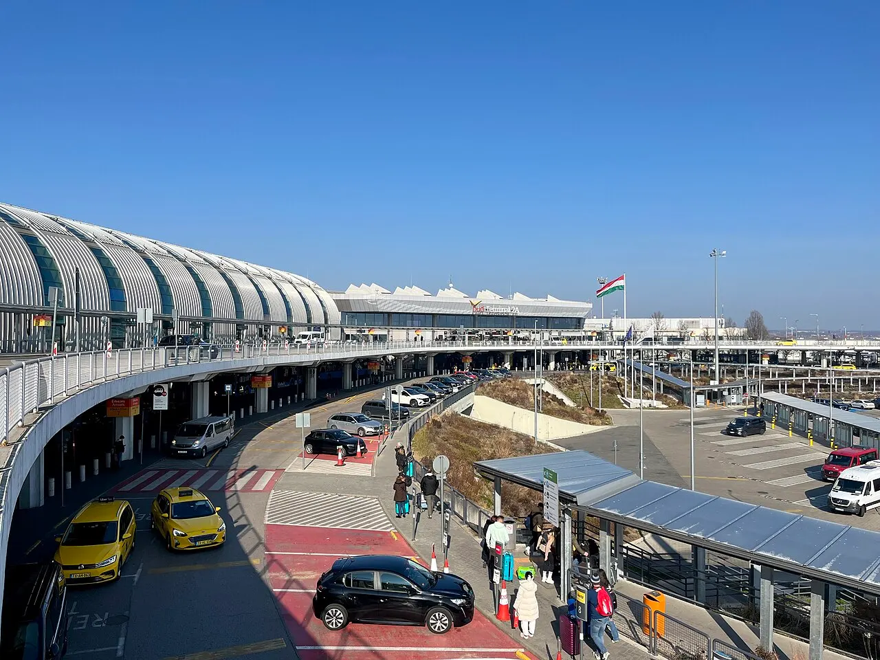 Das Terminalgebäude mit dem geschwungenen Dach und dem Vorfahrtsbereich