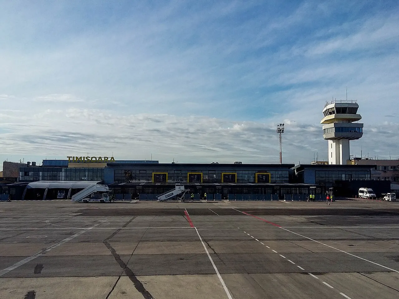 La pista y la plataforma vistas desde la terminal