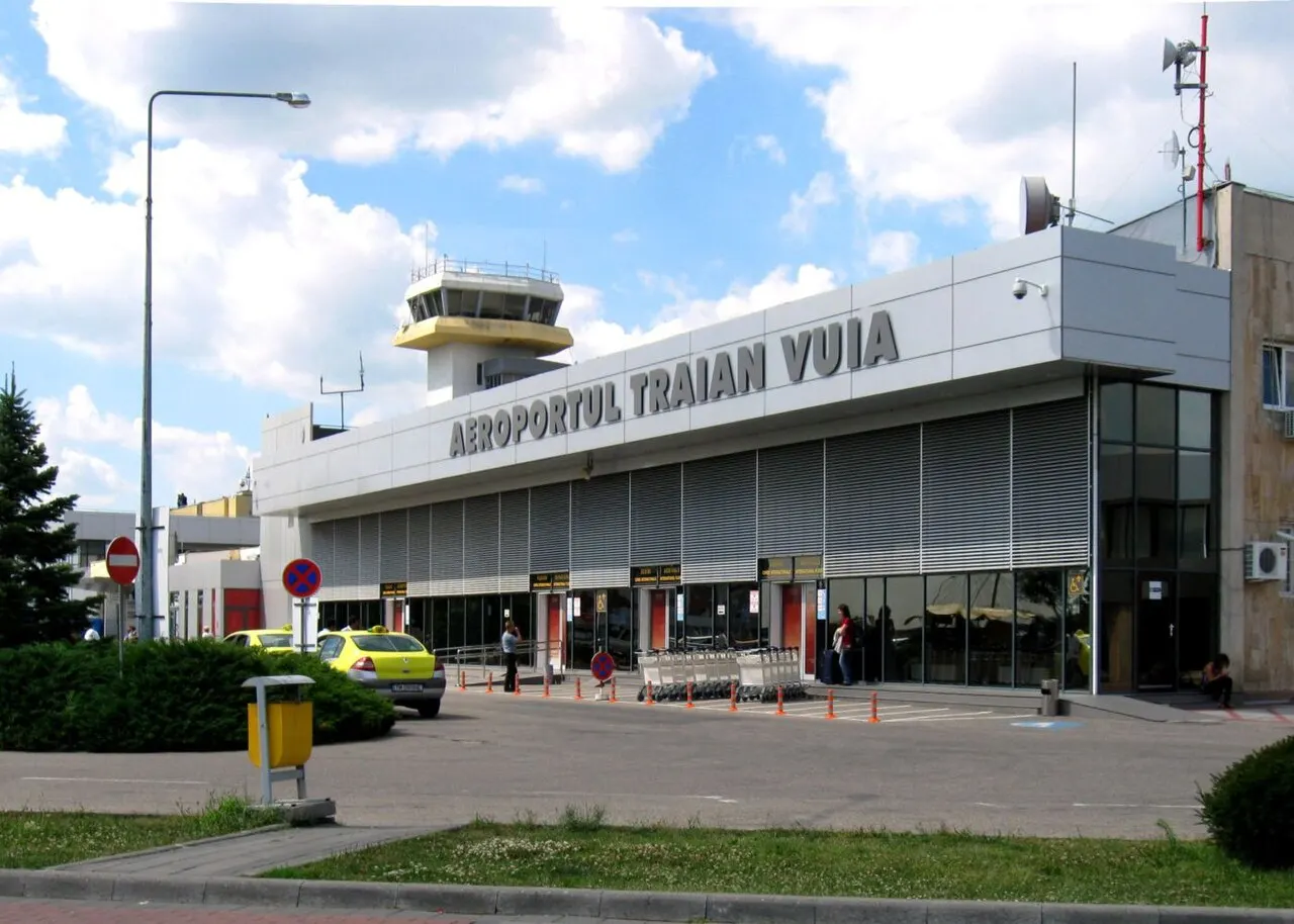 La terminal con la torre de control al fondo