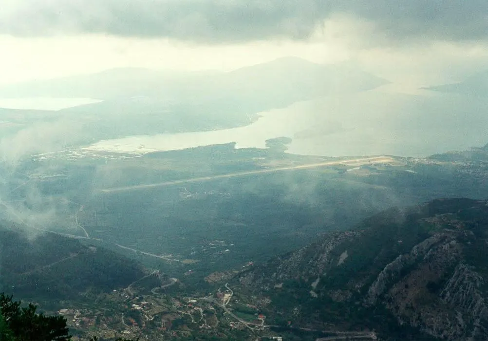 Der Flughafen und die Bucht von den Bergen aus gesehen