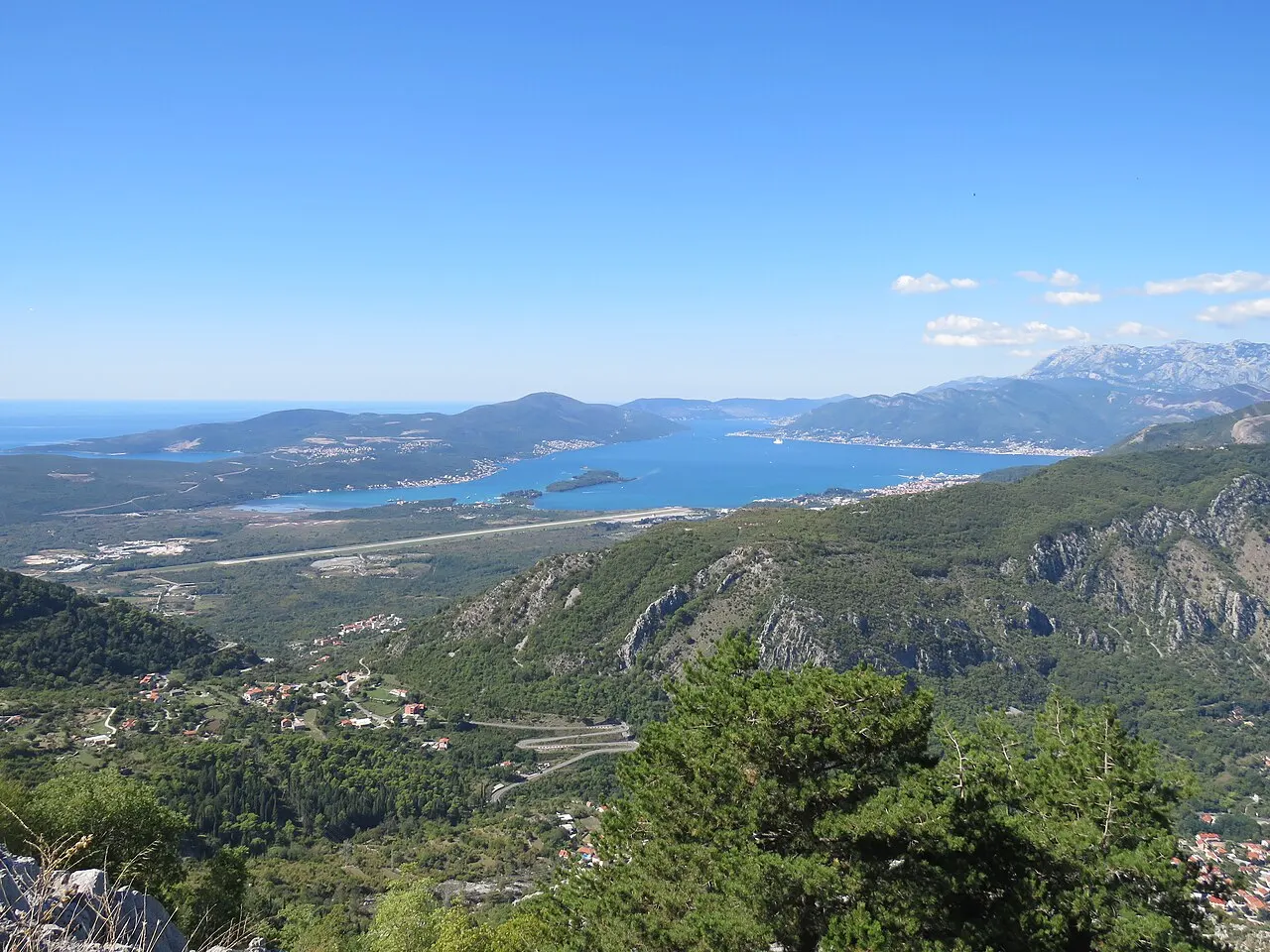 Die Bucht von Tivat und die Landebahn des Flughafens