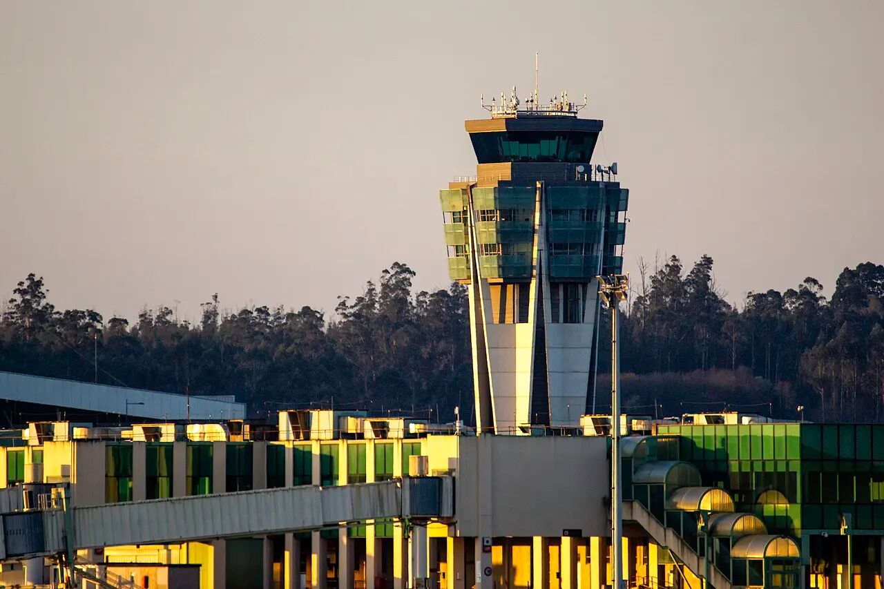 La torre de control y la terminal al atardecer