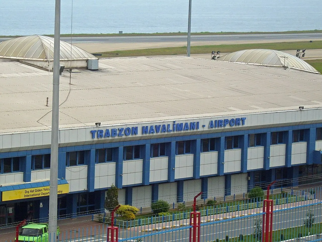 Das Terminal, dahinter das Meer