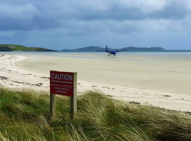 Die Landebahn des Flughafens ist der Strand von Tràigh Mhòr