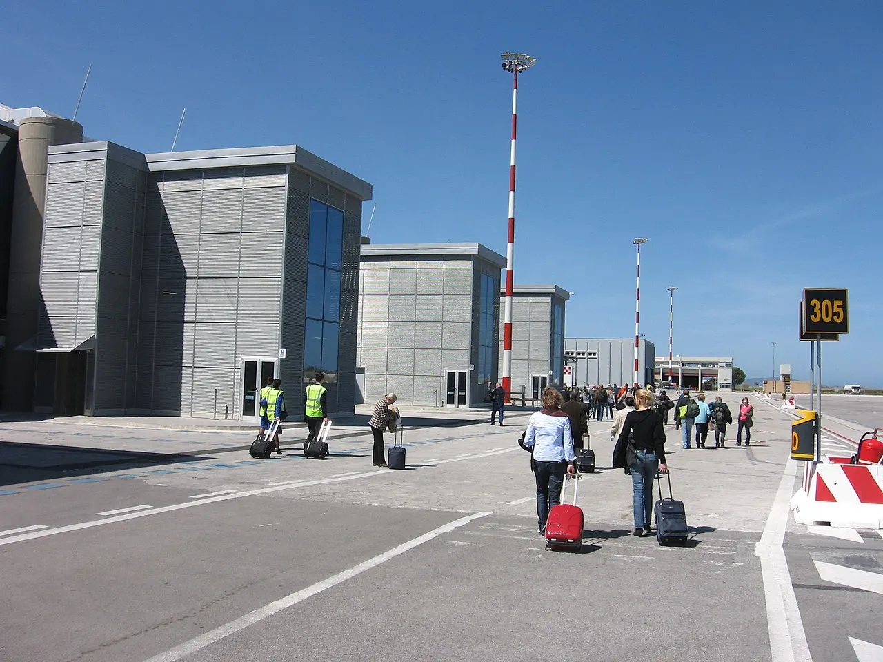 Passagiere auf dem Vorfeld neben dem Terminal