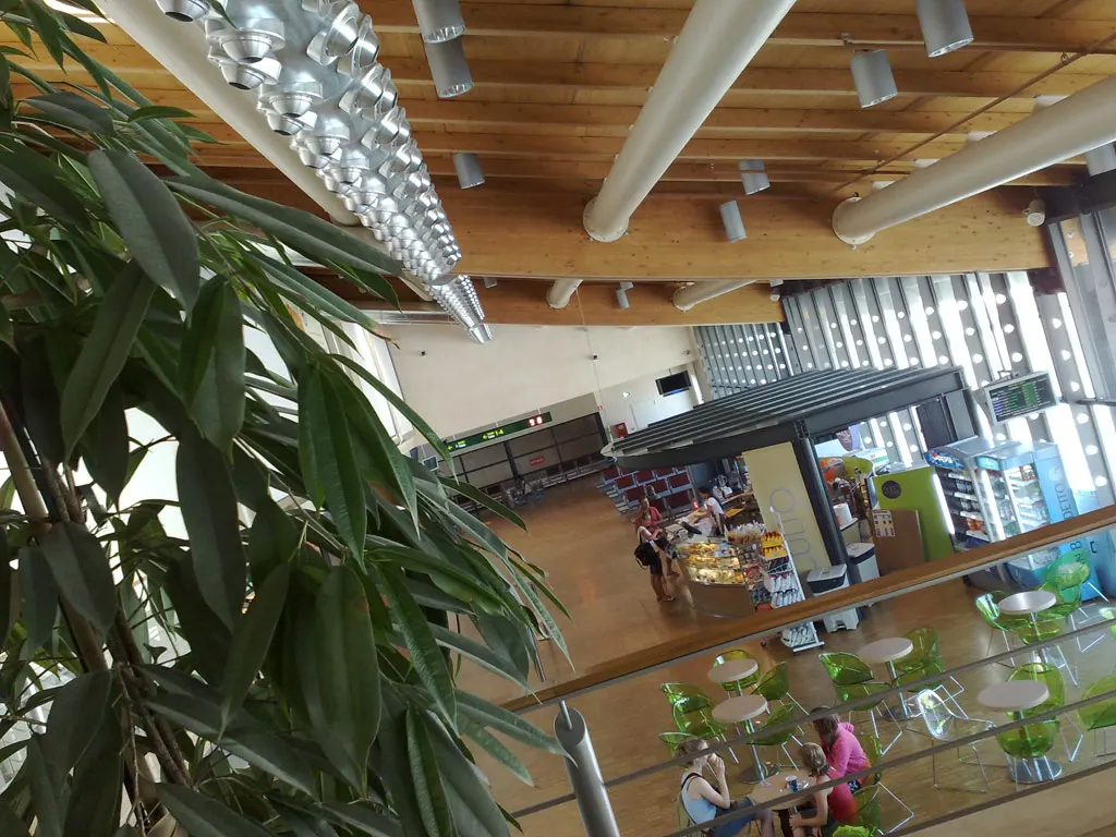Interno del terminal, con area caffetteria