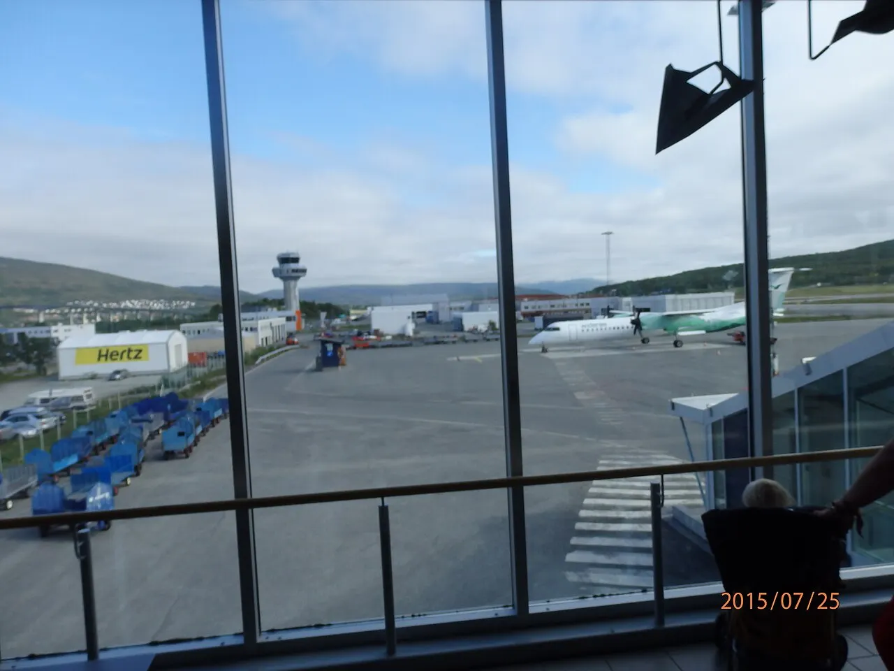Die Flugseite des Flughafens Tromsø, mit dem Terminal im Hintergrund