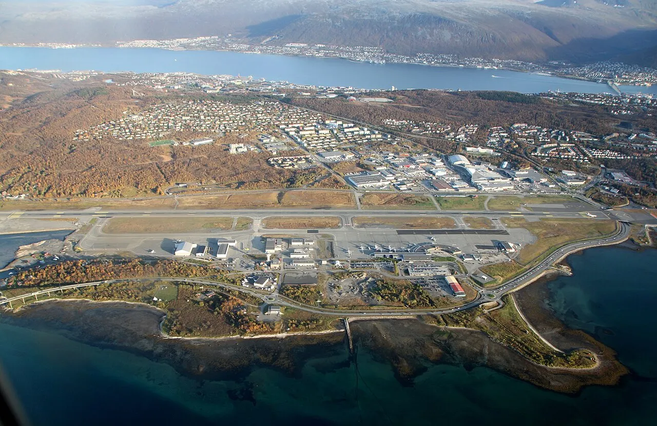 Luftaufnahme des Flughafens Tromsø