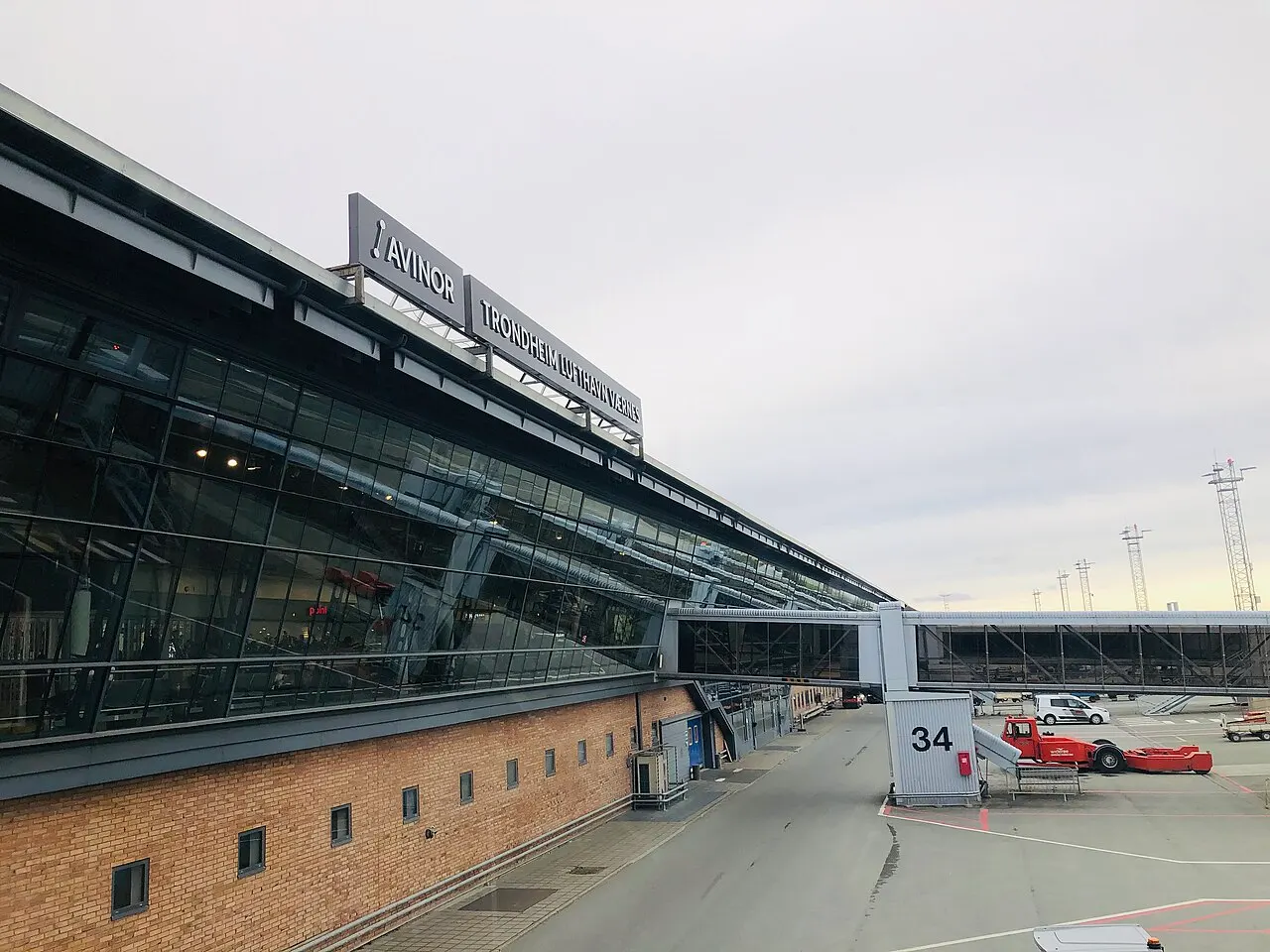 Il lato pista dell'aeroporto di Trondheim, con il terminal sullo sfondo