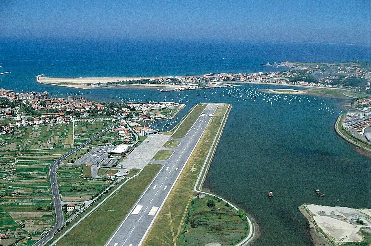 Luftbild der Piste entlang der Bucht von Txingudi