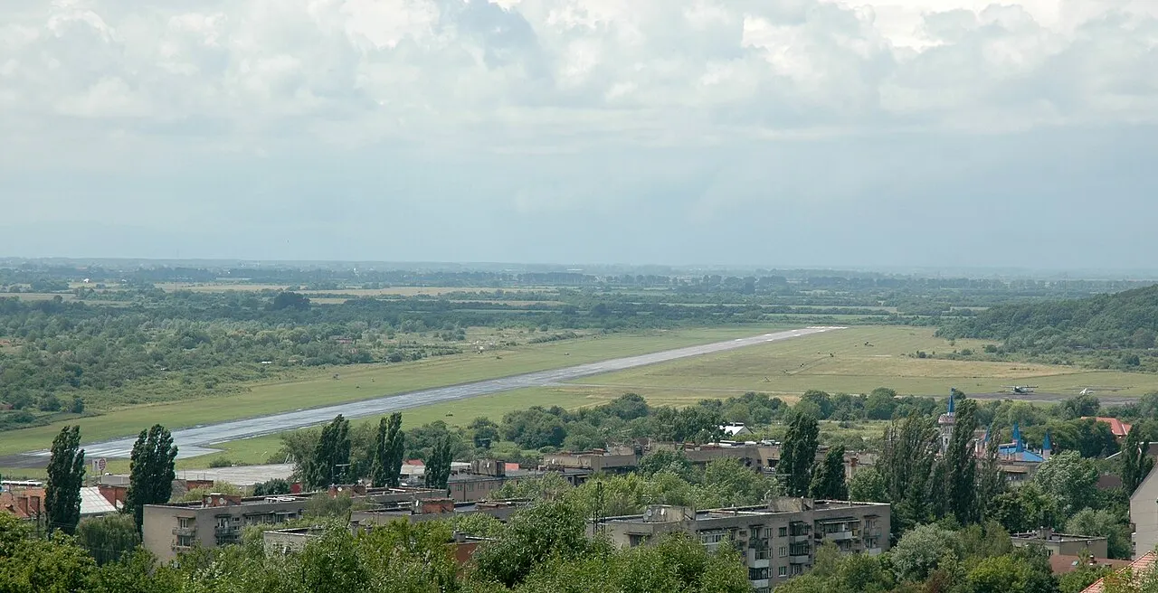 Panorama pasa startowego i obrzeży miasta