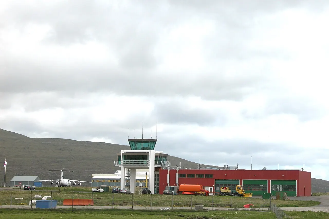 A torre de controlo e os hangares, com as montanhas ao fundo